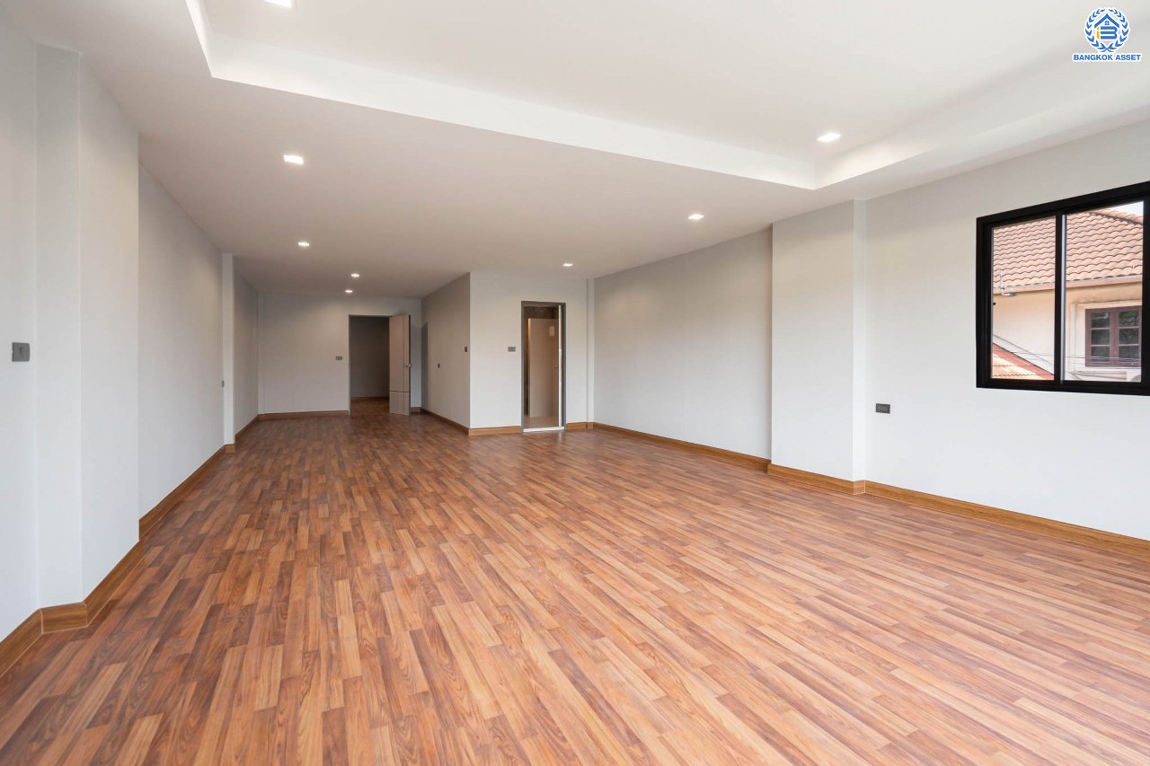 บ้านมือสองตกแต่งใหม่ โครงการ เมืองเอก โครงการ8  วิภาวดี-รังสิต บ้านเดี่ยวหลังใหญ่ บนเนื้อที่ 105 ตร.ว. พื้นที่ใช้สอยเยอะถึง 444 ตร.ม. พร้อมฟังก์ชัน 3 ห้องนอน 5 ห้องน้ำ 1 ห้องอเนกประสงค์ 1 ห้องแม่บ้าน จอดรถได้ 2 คัน สุดยอดทำเล เชื่อมต่อทุกการเดินทาง ใกล้จุดขึ้นทางด่วน "ศรีสมาน" และมหาวิทยาลัยรังสิต